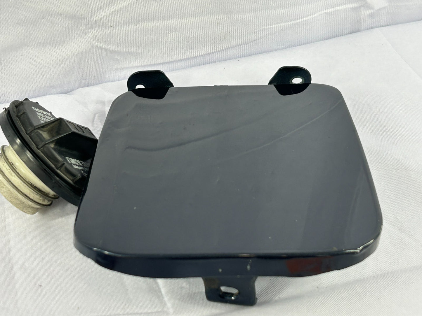 2000-2004 Subaru Outback Gas Fuel Tank Filler Door Lid W/Gas Cap OEM 57601AE020