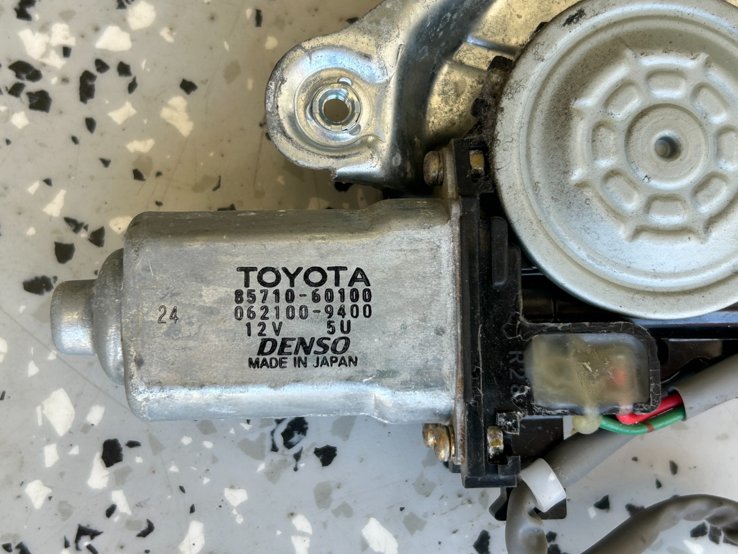1998-2001 Toyota Land Cruiser Front Right Window Regulator Motor OEM 85710-60100