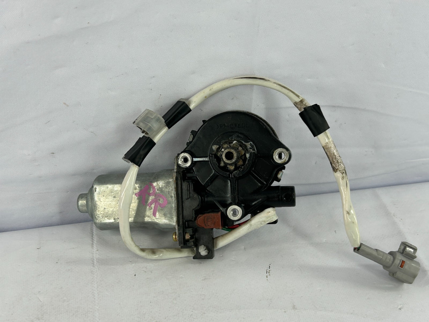 98-01 Toyota Land Cruiser Rear Right Door Window Regulator Motor OEM 85720-60110