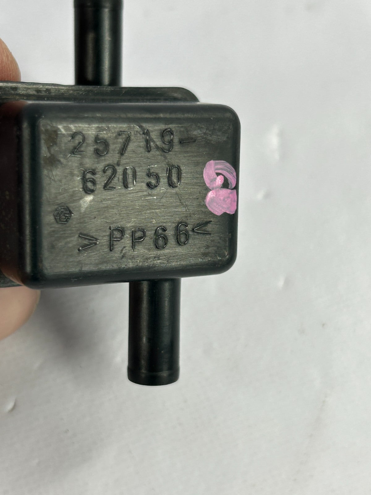 1999 Toyota Land Cruiser Vacuum Surge Tank Switch Valve OEM 25719-62050