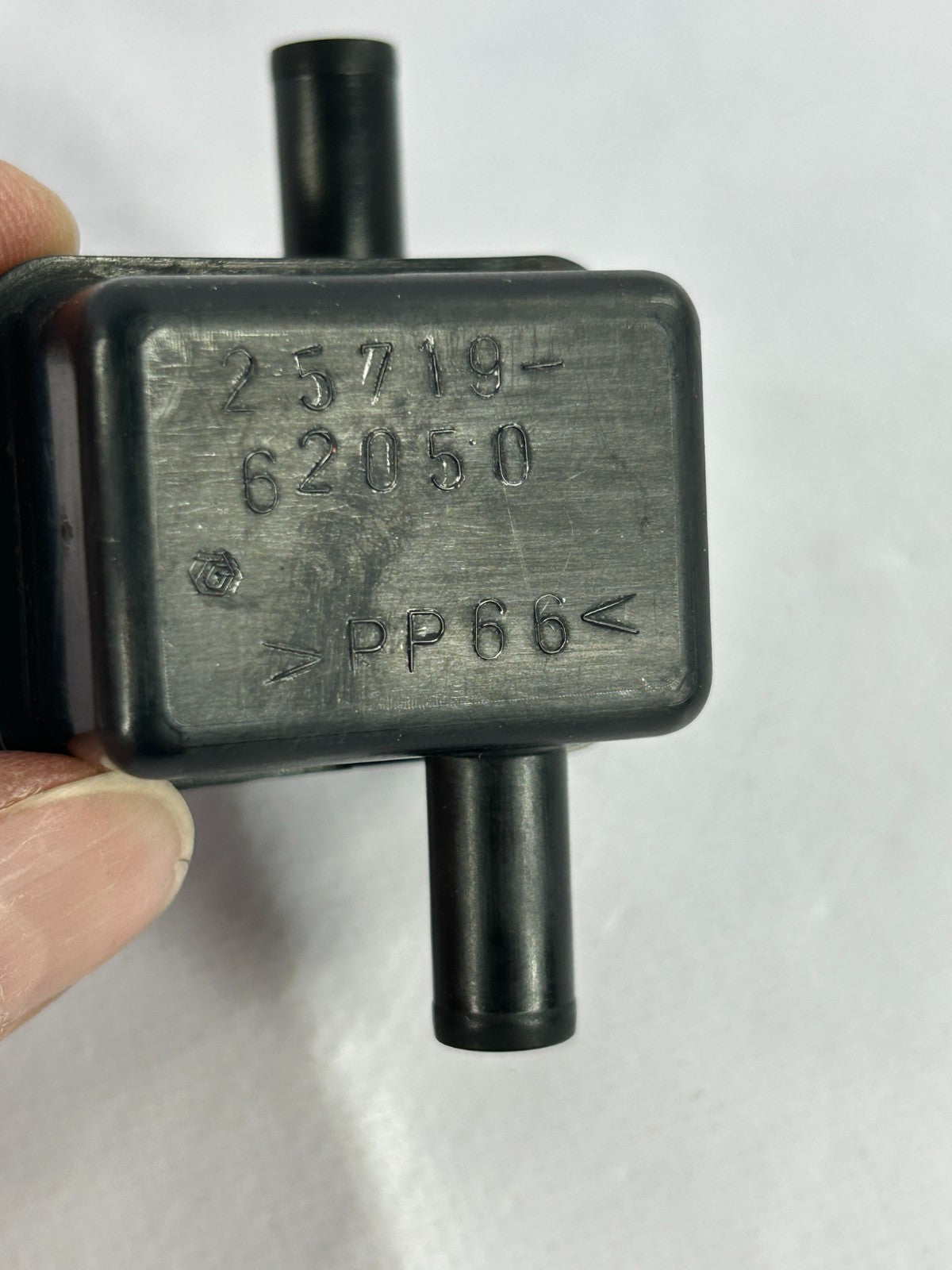 1999 Toyota Land Cruiser Vacuum Surge Tank Switch Valve OEM 25719-62050