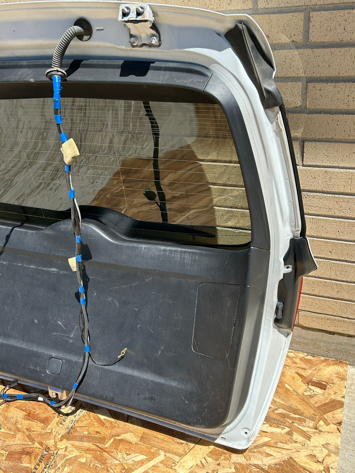 10-14 Subaru Outback Liftgate With Camera Complete Satin White Pearl 37J OEM