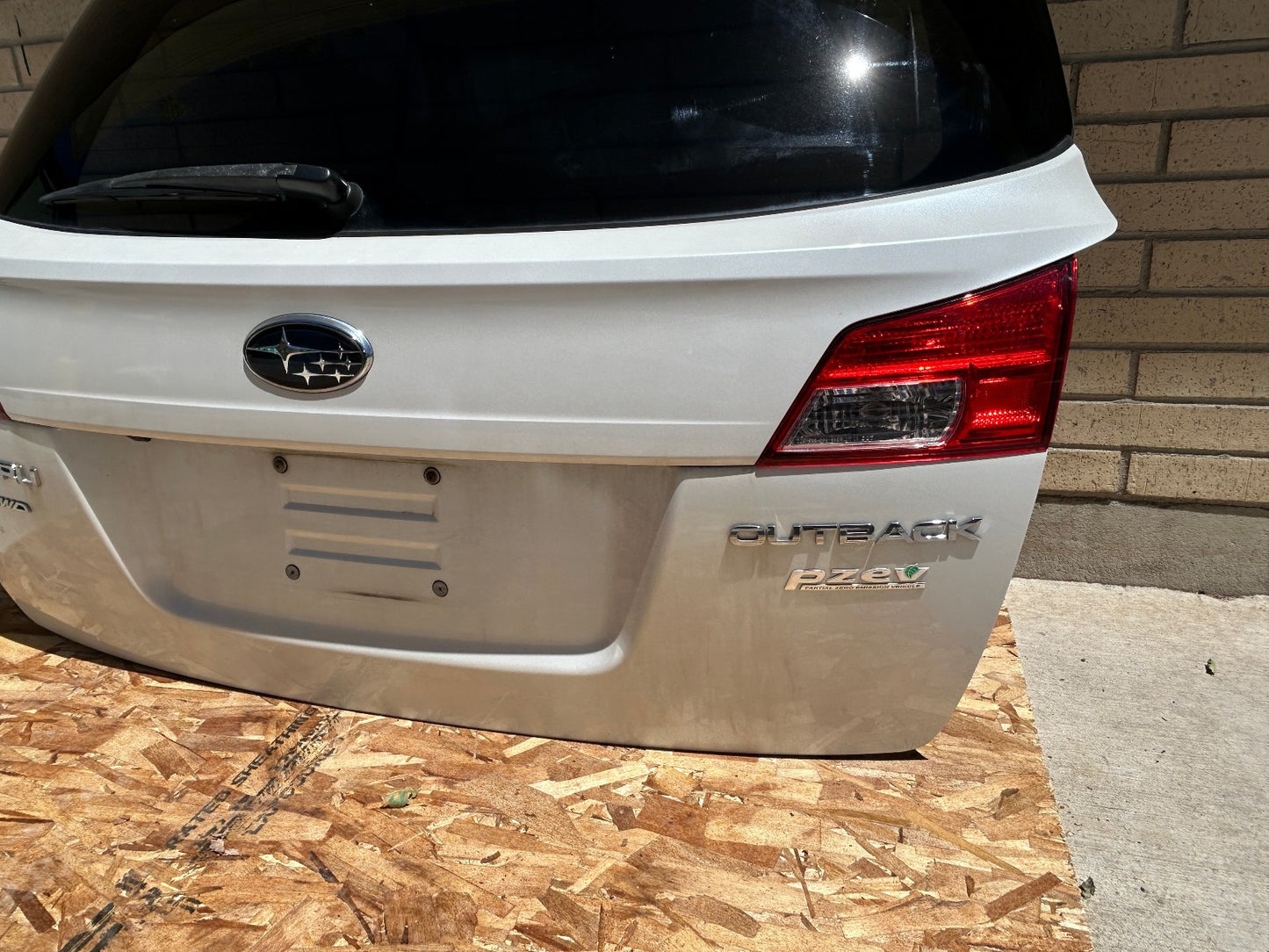 10-14 Subaru Outback Liftgate With Camera Complete Satin White Pearl 37J OEM