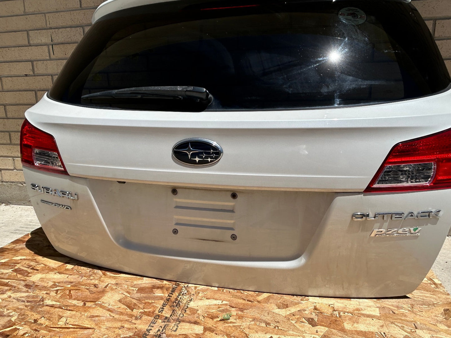 10-14 Subaru Outback Liftgate With Camera Complete Satin White Pearl 37J OEM