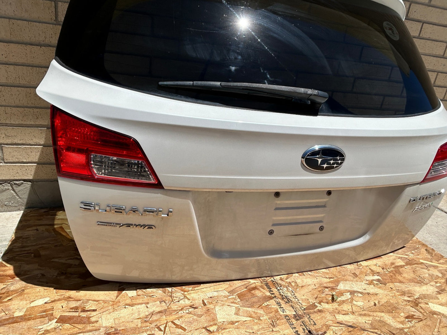 10-14 Subaru Outback Liftgate With Camera Complete Satin White Pearl 37J OEM