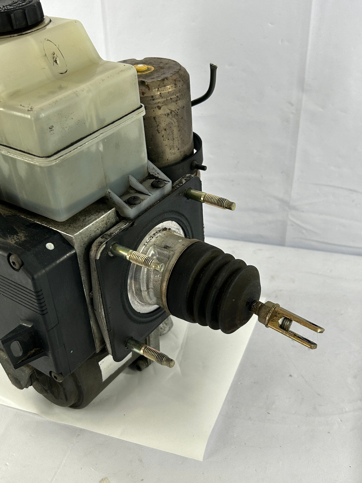 1998-2000 Toyota Land Cruiser Brake ABS Pump Master Cylinder 47050-60010 OEM