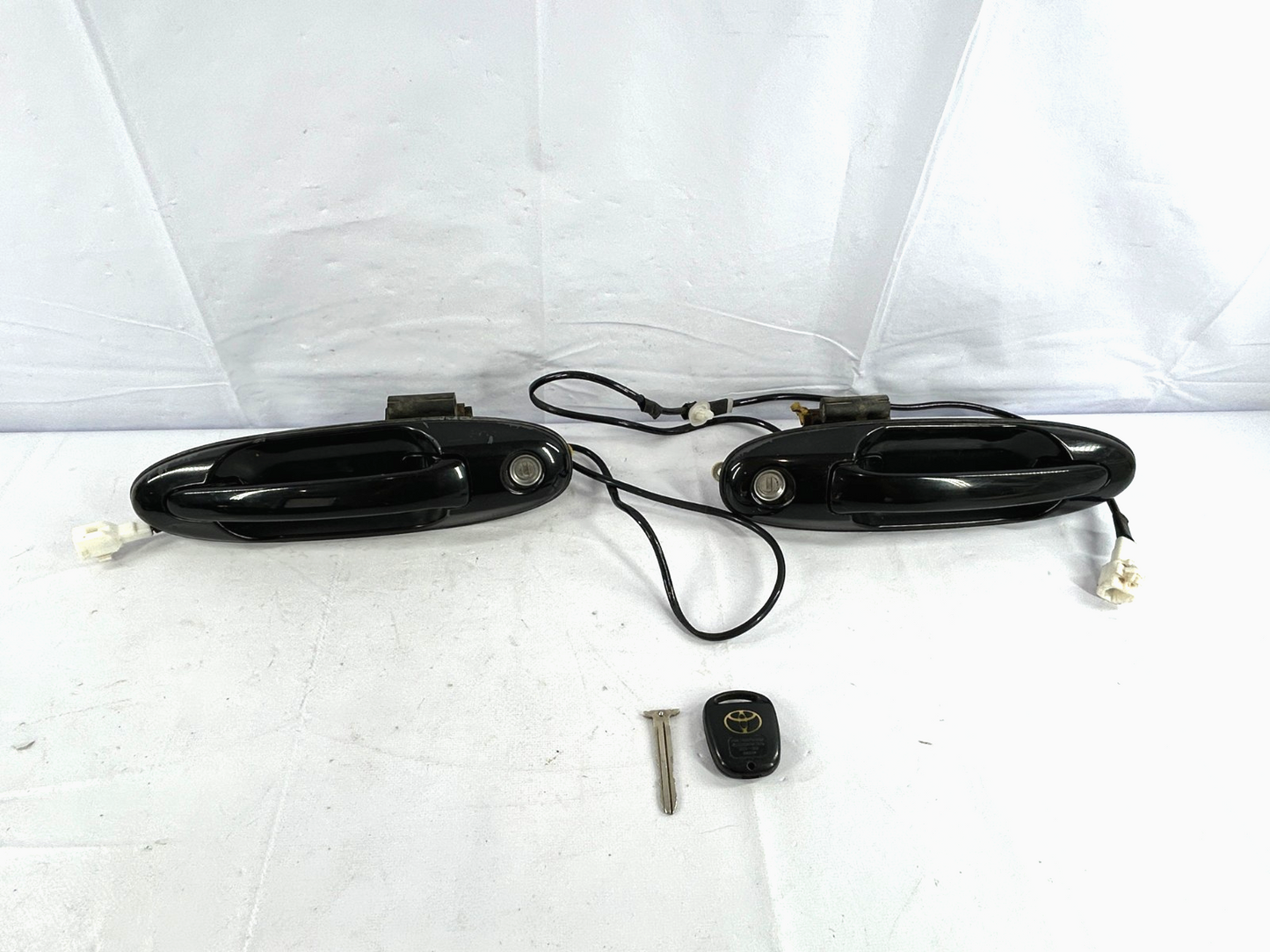 98-07 Toyota Land Cruiser Front Right & Left Exterior Door Handles with Key OEM
