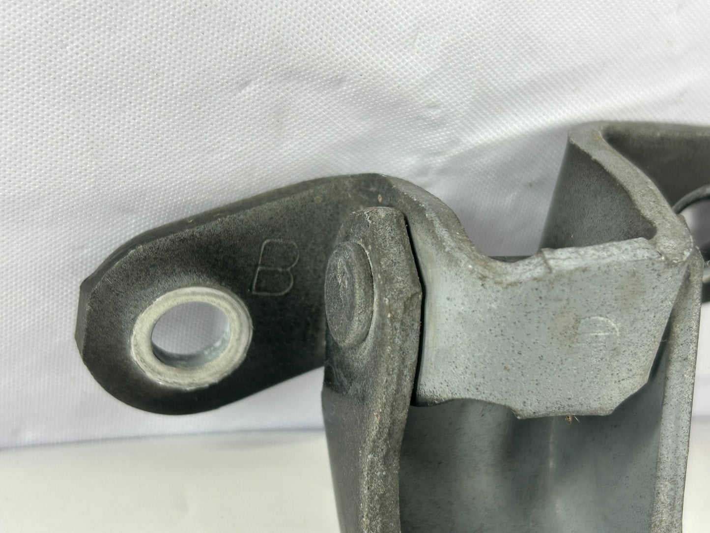 1998-2007 Toyota Land Cruiser Front Right Side Door Hinge Set OEM 68710-22080