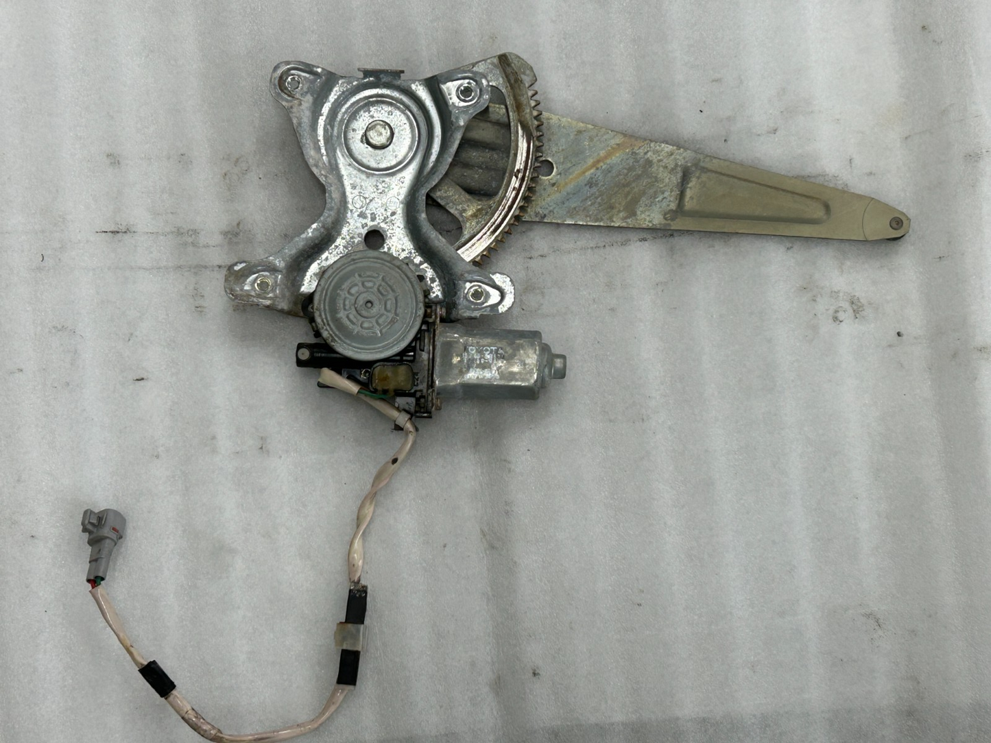98-01 Toyota Land Cruiser Rear Right Door Window Regulator Motor OEM 85720-60110