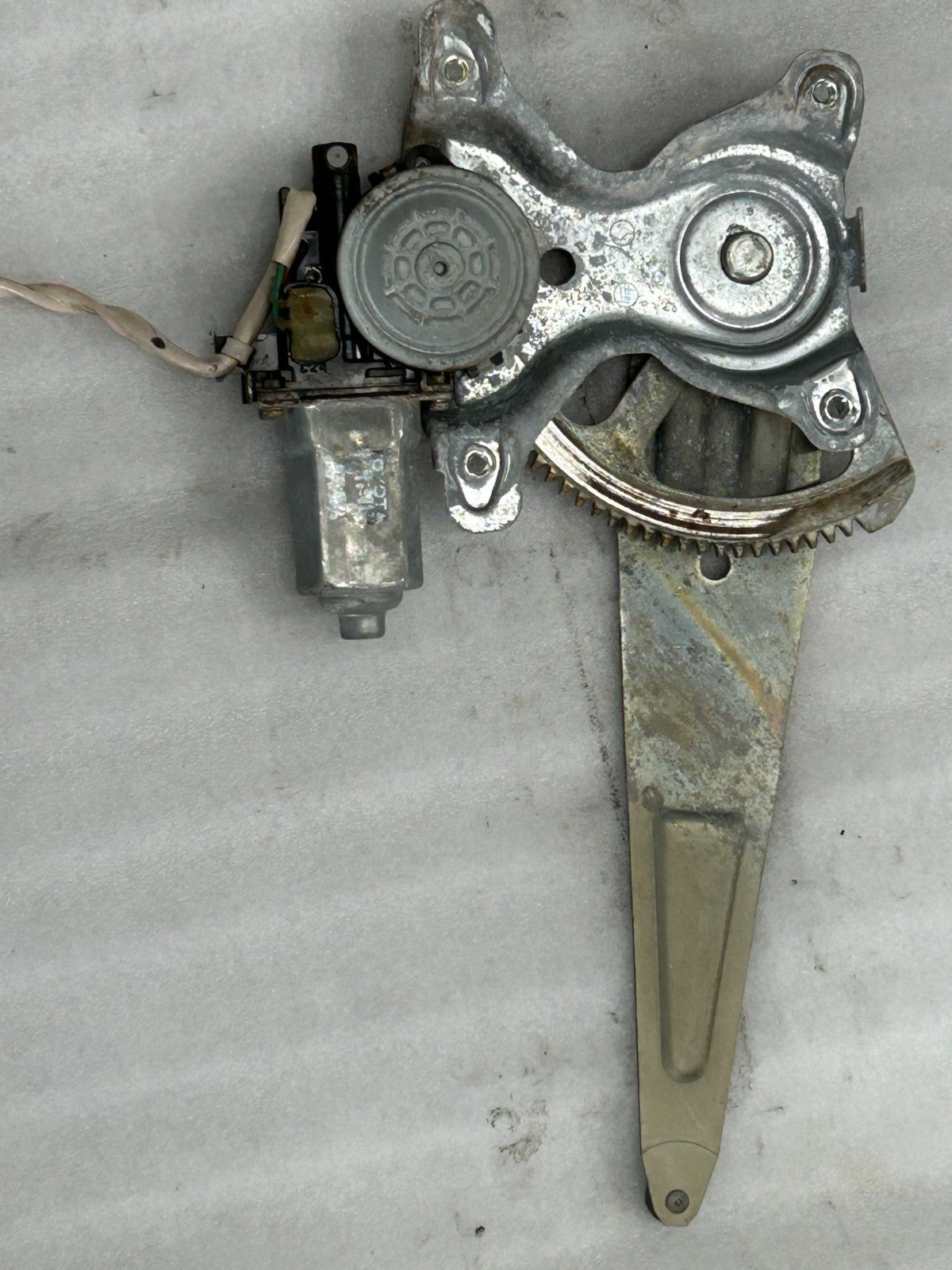 98-01 Toyota Land Cruiser Rear Right Door Window Regulator Motor OEM 85720-60110