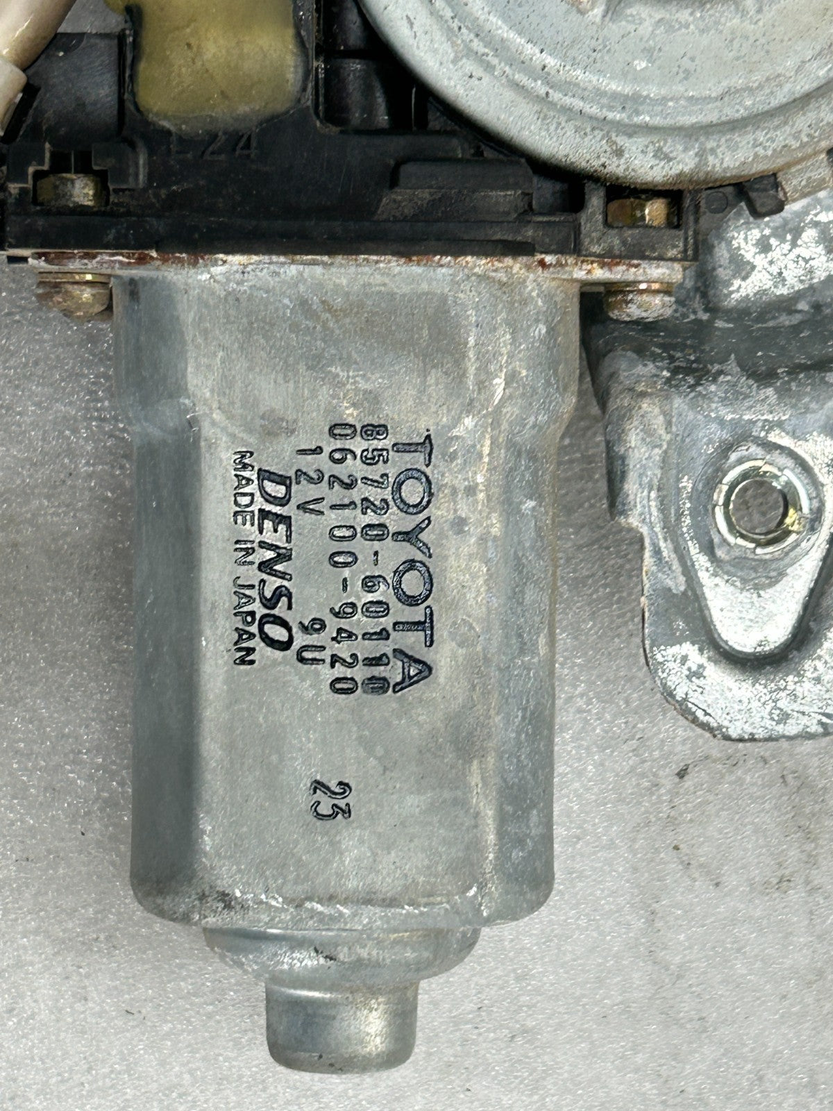 98-01 Toyota Land Cruiser Rear Right Door Window Regulator Motor OEM 85720-60110