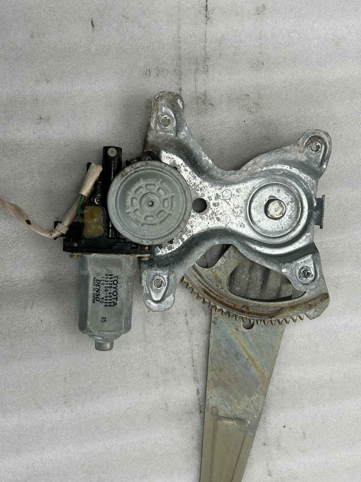 98-01 Toyota Land Cruiser Rear Right Door Window Regulator Motor OEM 85720-60110