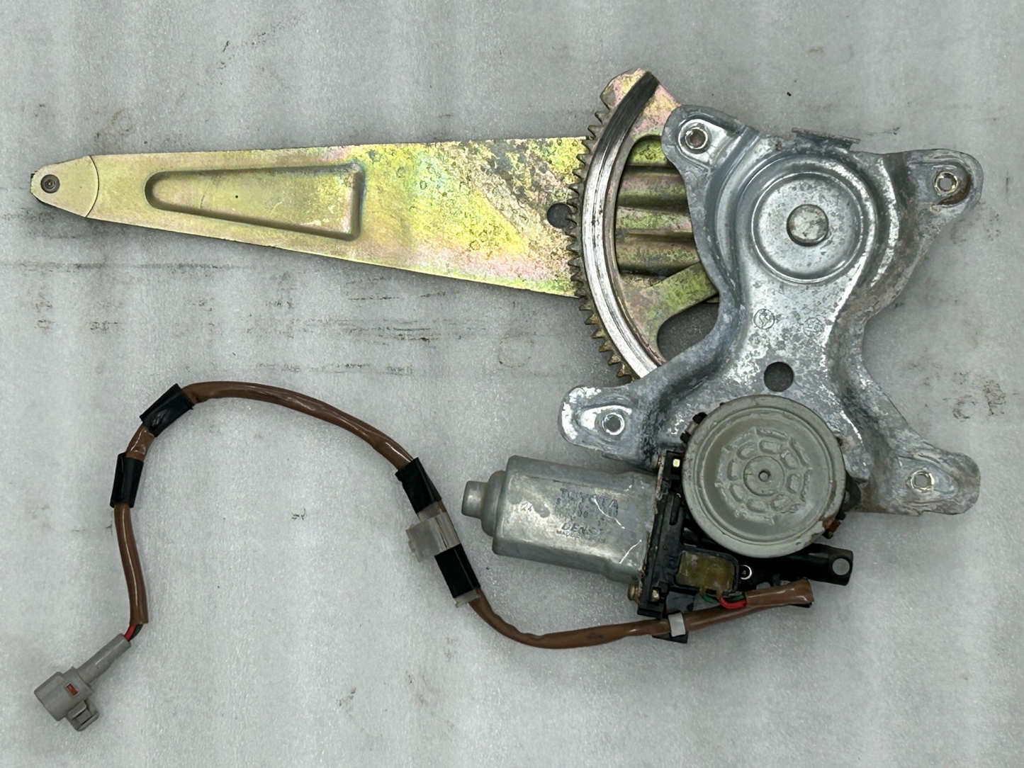 98-00 Toyota Land Cruiser Rear Left Door Window Regulator Motor OEM 85710-60110
