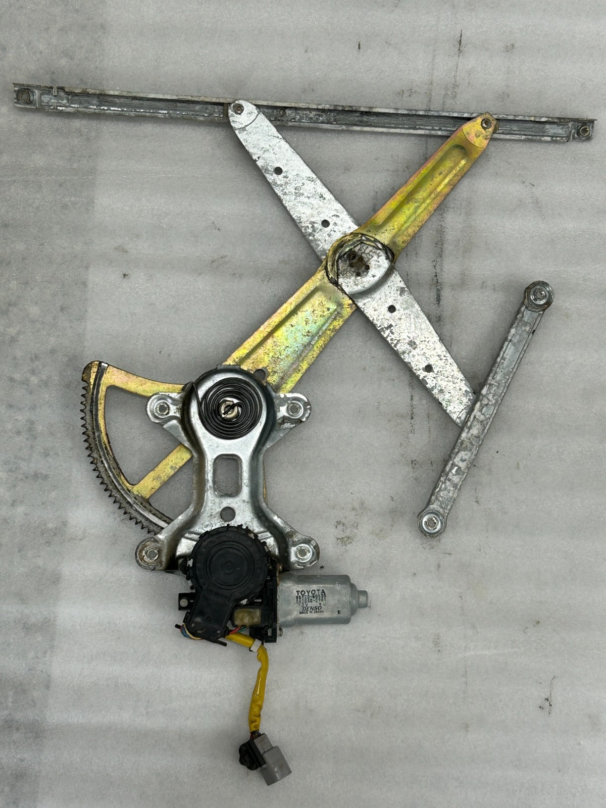 98-07 Toyota Land Cruiser Front Left Door Window Regulator Motor OEM 85720-60130