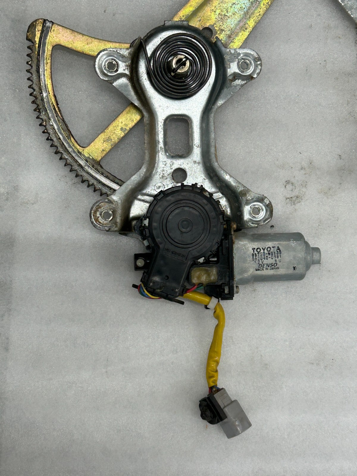 98-07 Toyota Land Cruiser Front Left Door Window Regulator Motor OEM 85720-60130