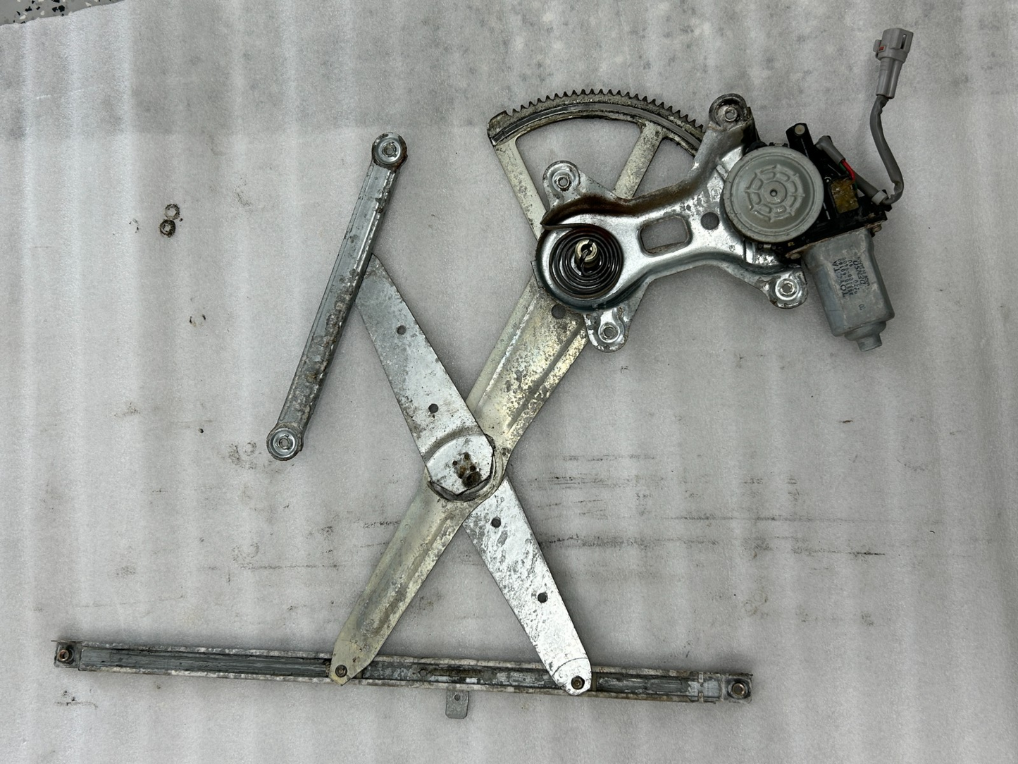1998-2001 Toyota Land Cruiser Front Right Window Regulator Motor OEM 85710-60100
