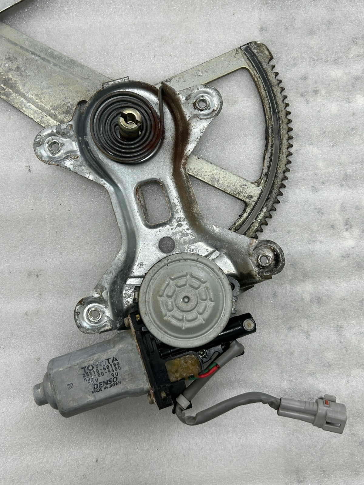 1998-2001 Toyota Land Cruiser Front Right Window Regulator Motor OEM 85710-60100