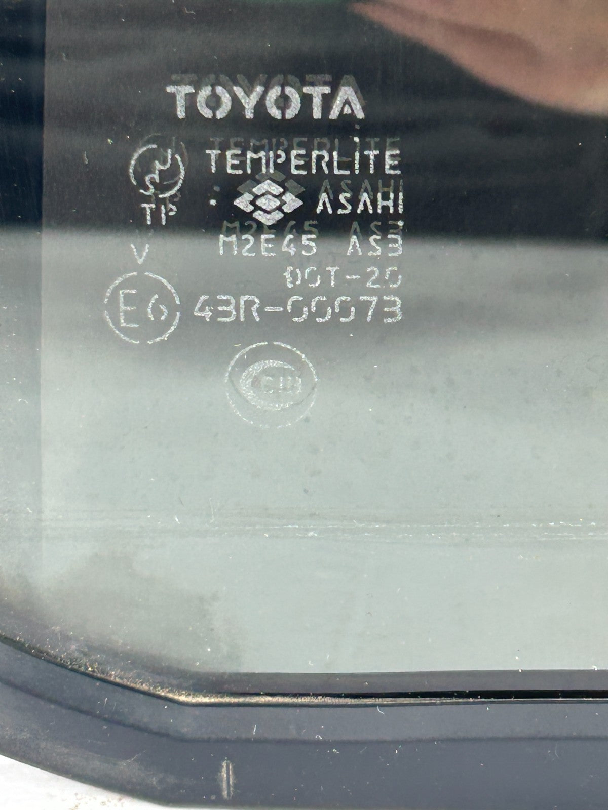 98-04 Toyota Land Cruiser Rear Right Door Quarter Glass Panel OEM 68123-60181