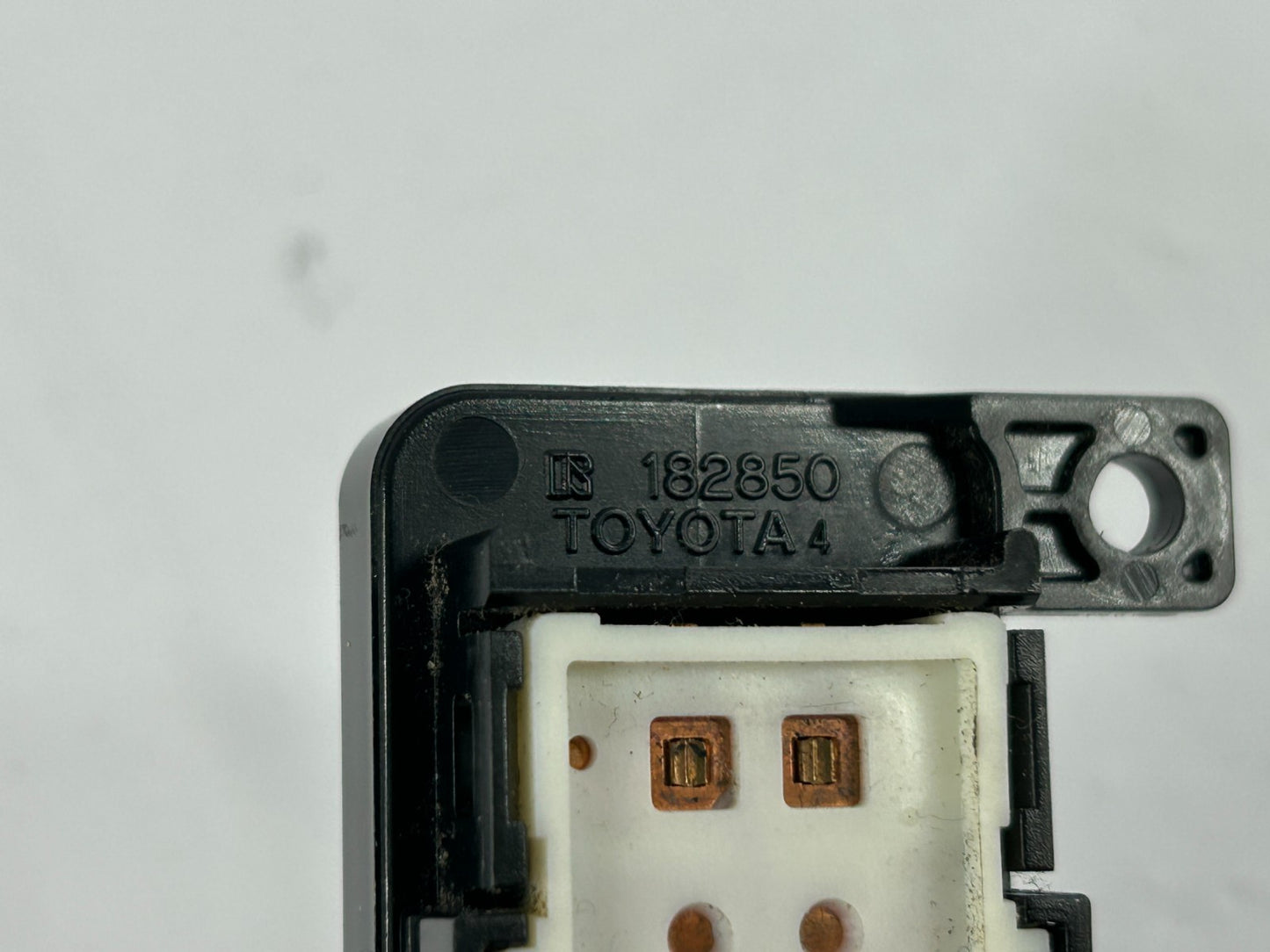 04-10 Toyota Sienna Front Left Driver Seat Lumbar Control Switch OEM 84920-AE010