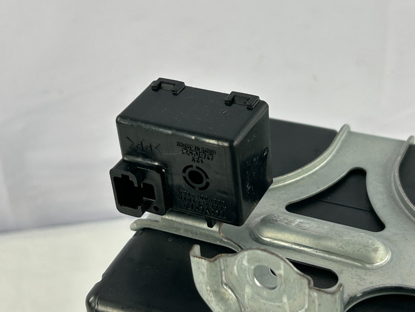 2002-2005 Toyota Sequoia Multiplex Network Body Control Module OEM 89221-0C012