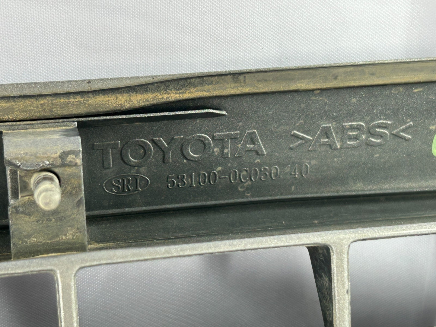 2001-2005 Toyota Sequoia SR5 Front Radiator V8 Grill Silver OEM 53100-0C030-B1