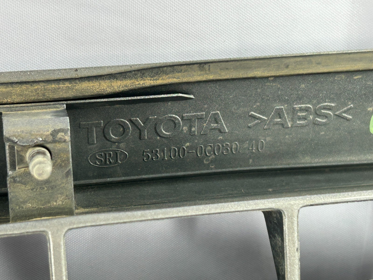 2001-2005 Toyota Sequoia SR5 Front Radiator V8 Grill Silver OEM 53100-0C030-B1