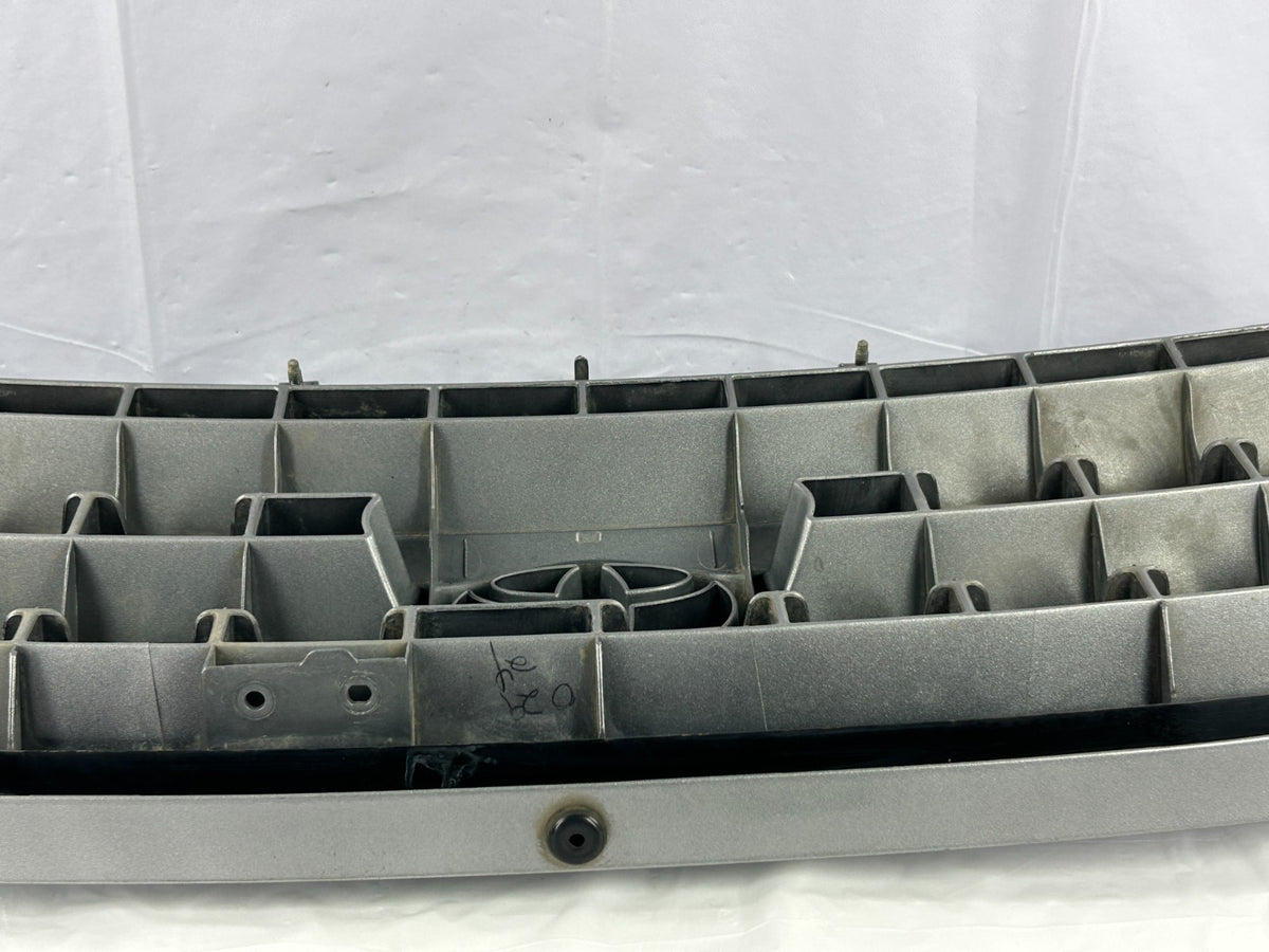 2001-2005 Toyota Sequoia SR5 Front Radiator V8 Grill Silver OEM 53100-0C030-B1