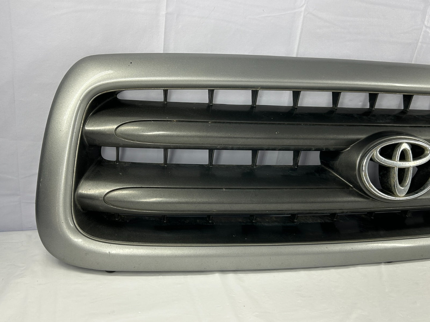 2001-2005 Toyota Sequoia SR5 Front Radiator V8 Grill Silver OEM 53100-0C030-B1