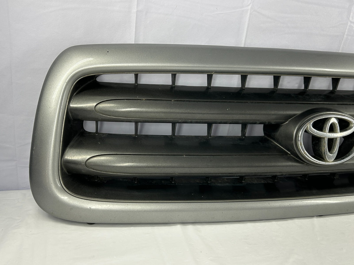 2001-2005 Toyota Sequoia SR5 Front Radiator V8 Grill Silver OEM 53100-0C030-B1