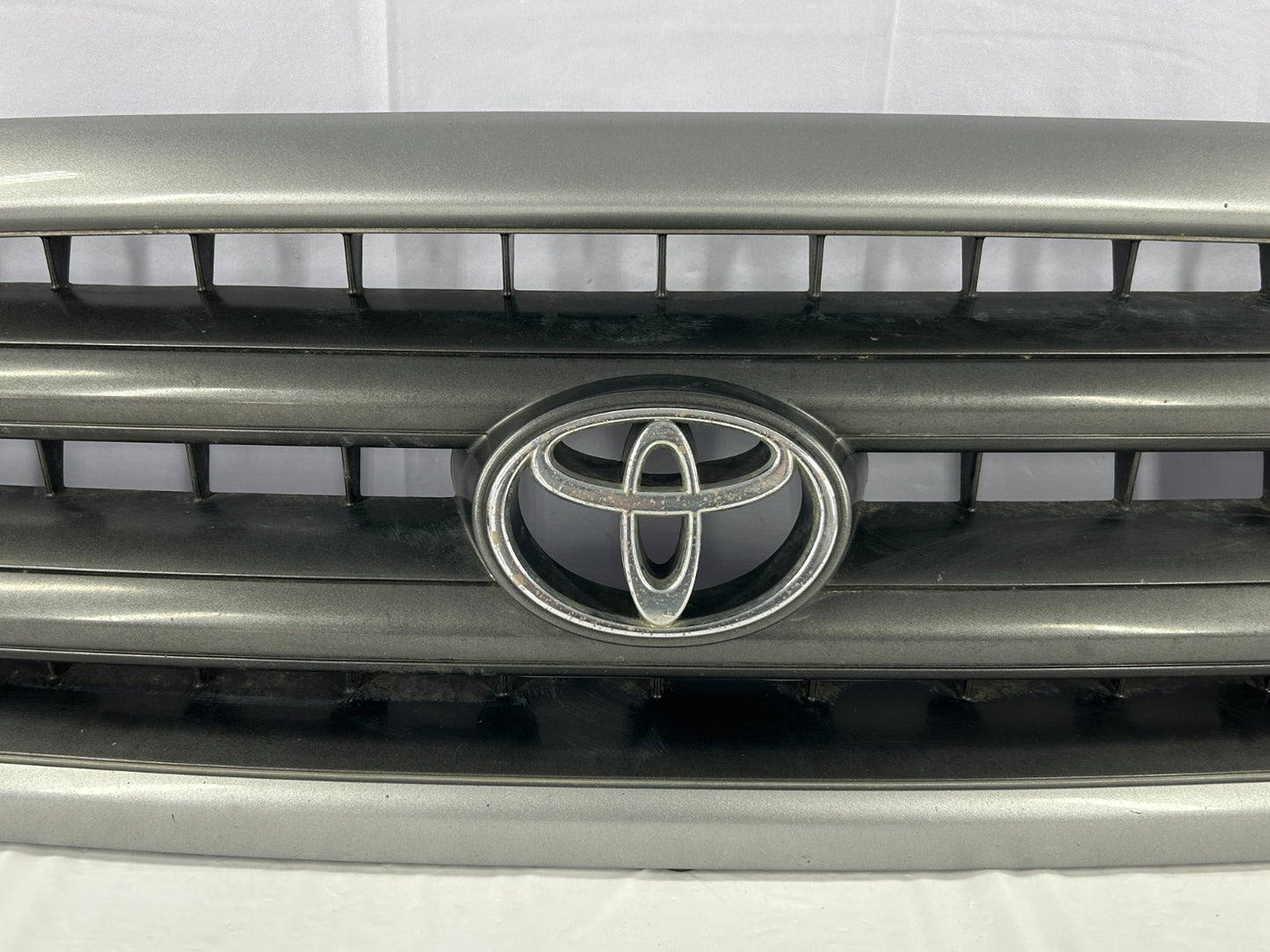 2001-2005 Toyota Sequoia SR5 Front Radiator V8 Grill Silver OEM 53100-0C030-B1
