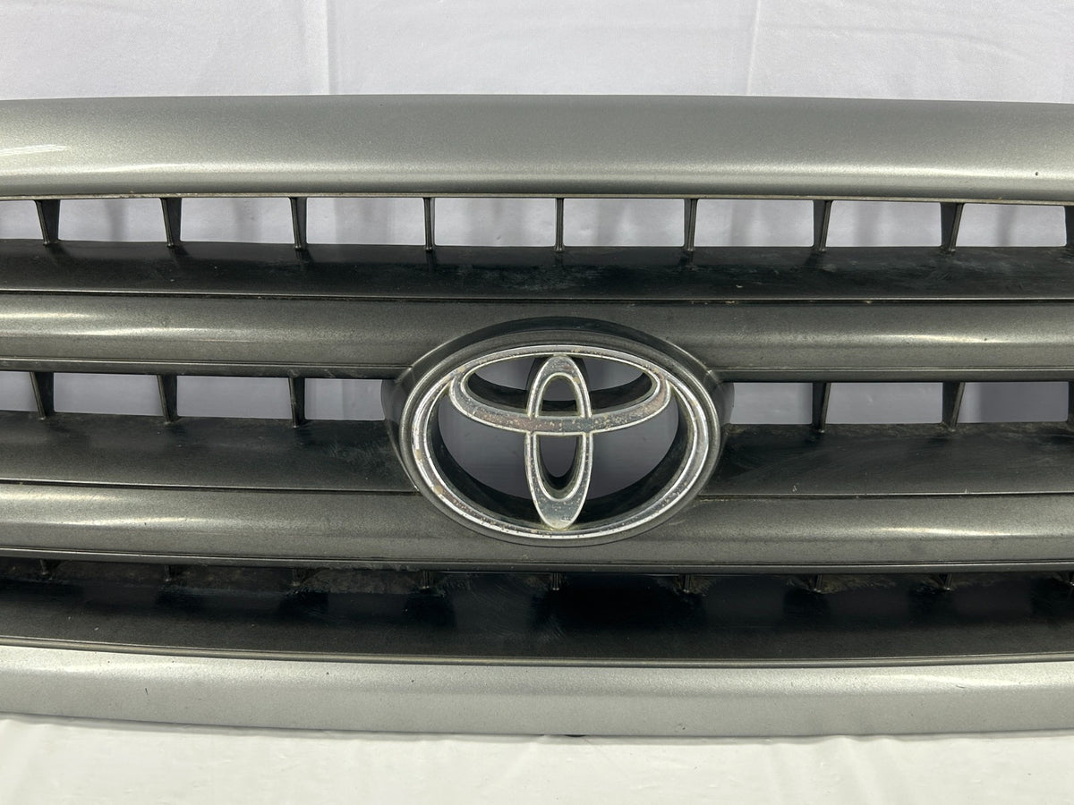 2001-2005 Toyota Sequoia SR5 Front Radiator V8 Grill Silver OEM 53100-0C030-B1
