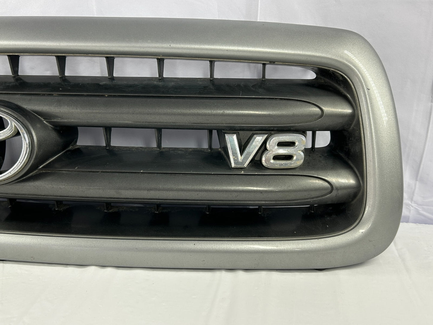 2001-2005 Toyota Sequoia SR5 Front Radiator V8 Grill Silver OEM 53100-0C030-B1