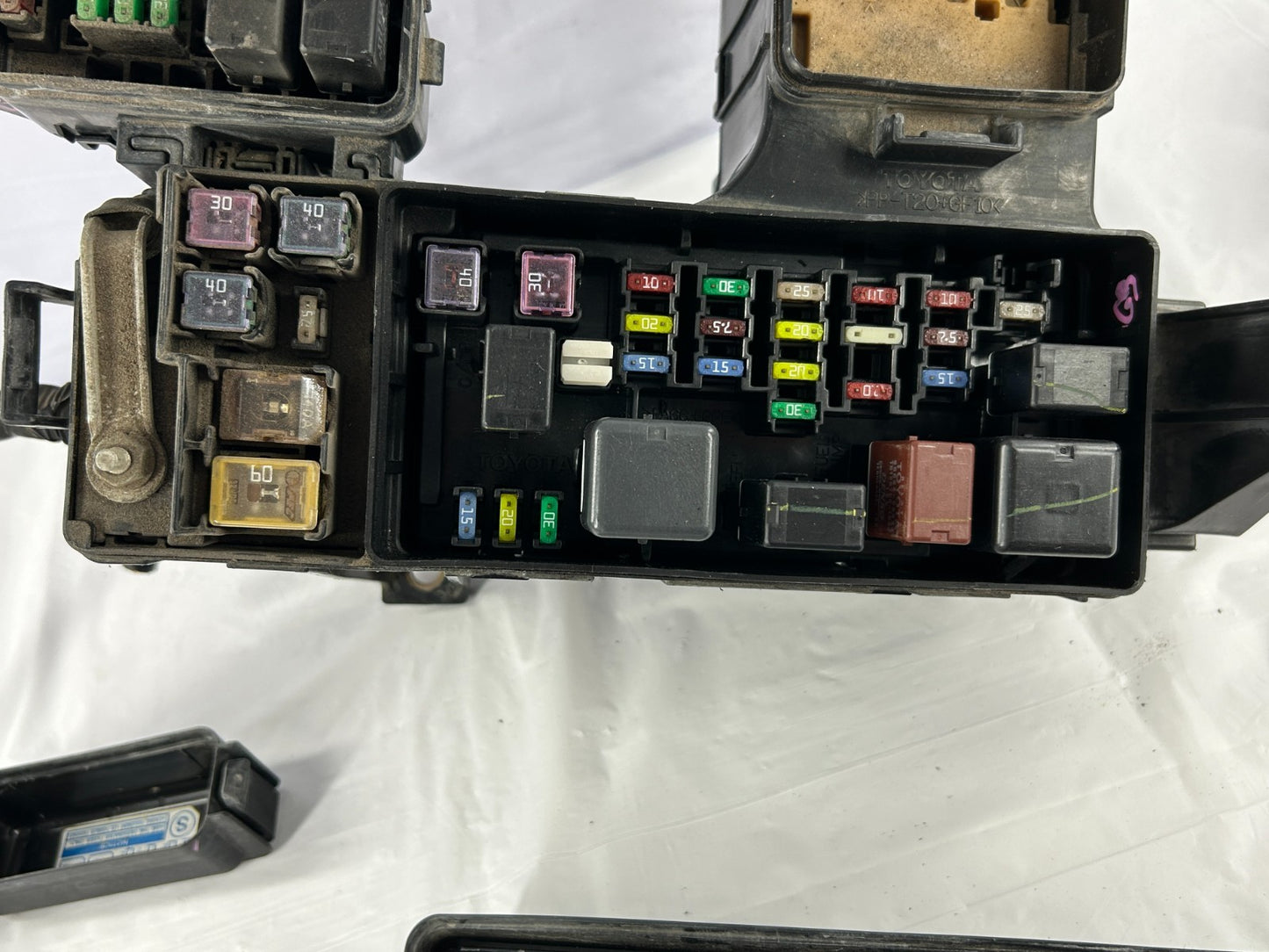 02-05 Toyota Sequoia Engine Bay Fuse Box Relay Junction Block OEM 82720-0C011