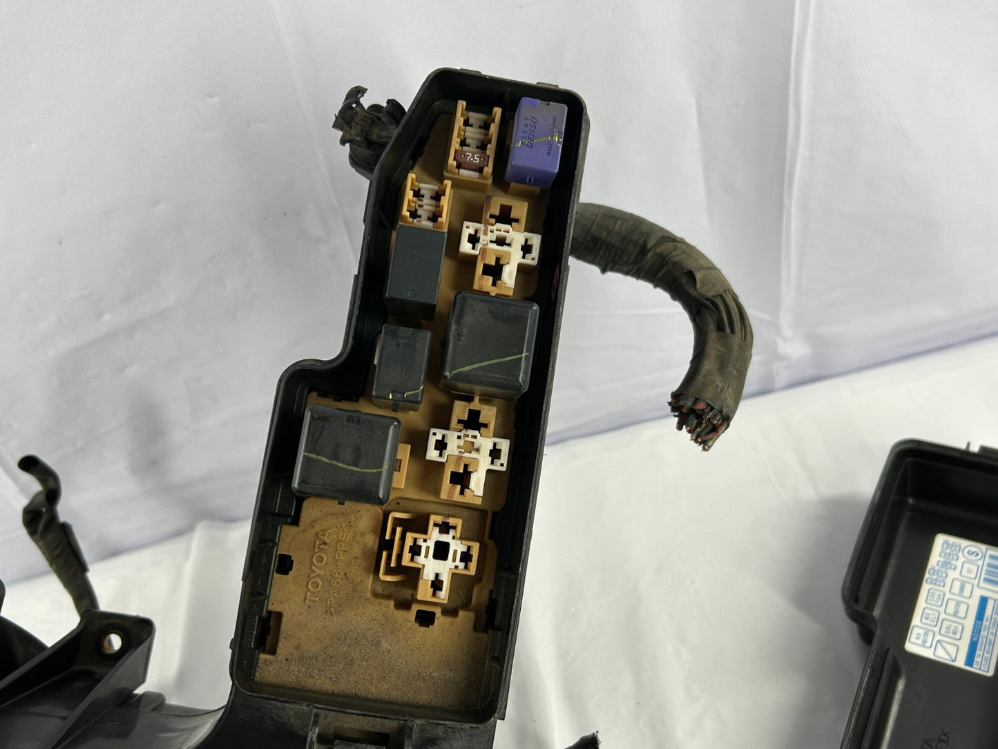 02-05 Toyota Sequoia Engine Bay Fuse Box Relay Junction Block OEM 82720-0C011