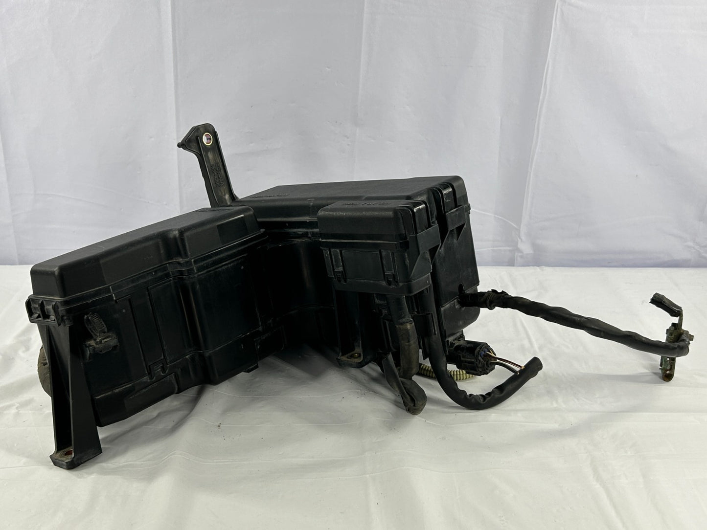 02-05 Toyota Sequoia Engine Bay Fuse Box Relay Junction Block OEM 82720-0C011