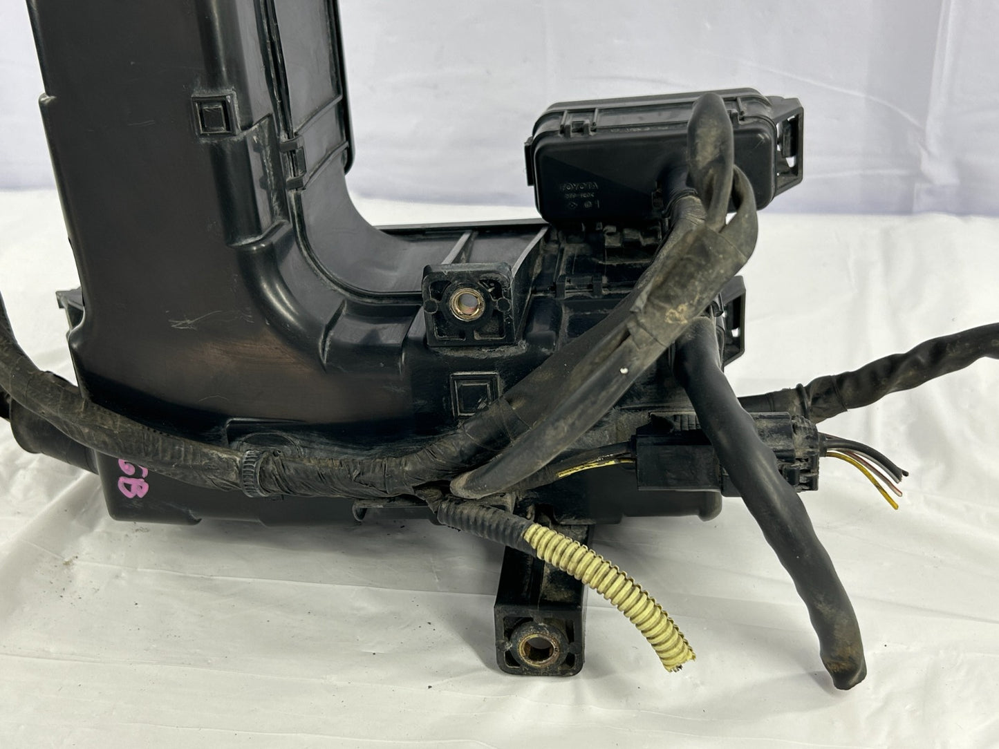 02-05 Toyota Sequoia Engine Bay Fuse Box Relay Junction Block OEM 82720-0C011