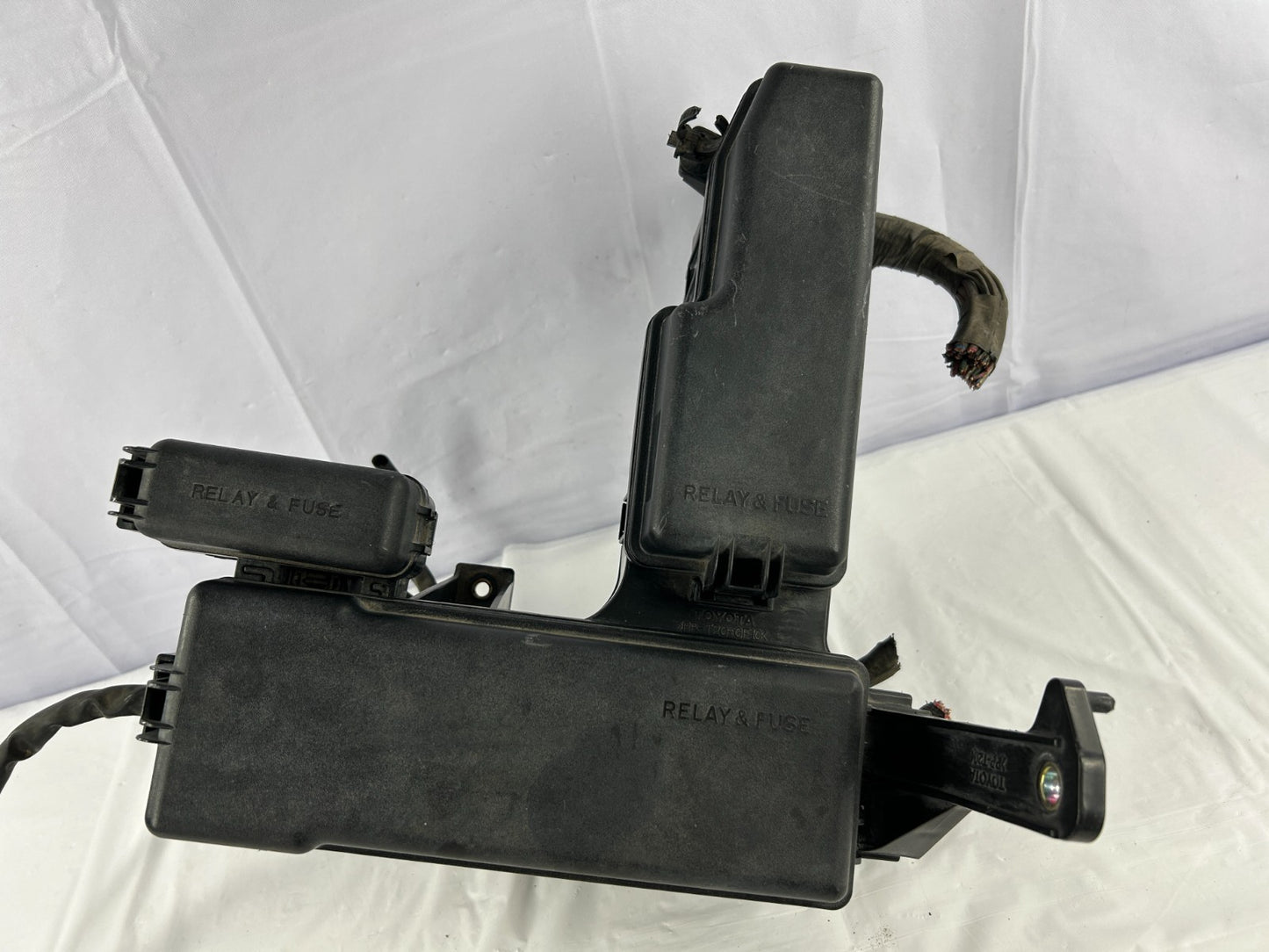 02-05 Toyota Sequoia Engine Bay Fuse Box Relay Junction Block OEM 82720-0C011