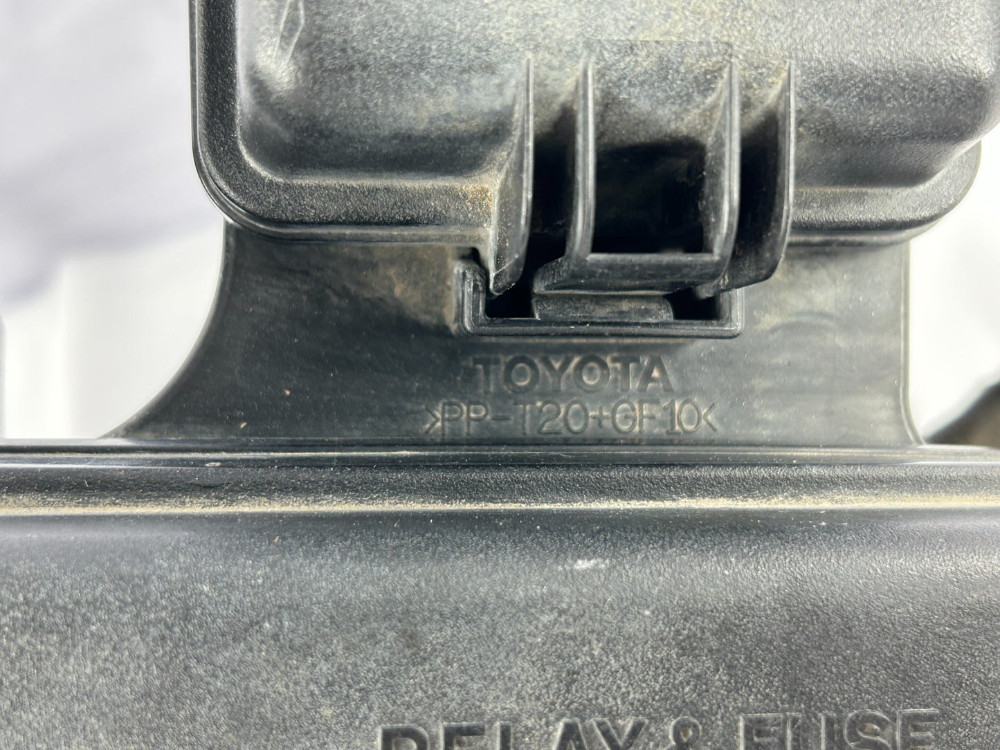 02-05 Toyota Sequoia Engine Bay Fuse Box Relay Junction Block OEM 82720-0C011