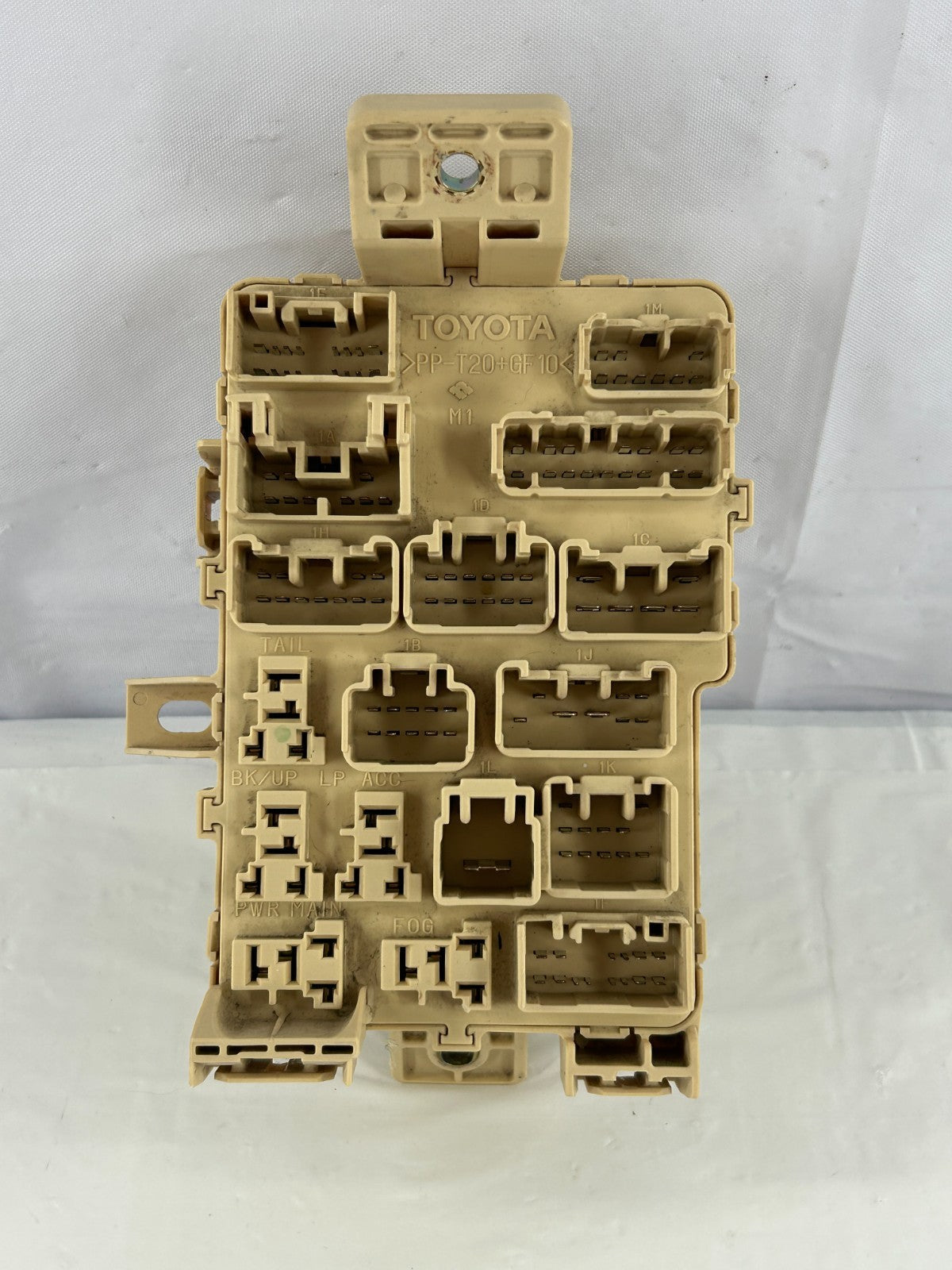 2002-2005 Toyota Sequoia Instrument Panel Junction Fuse Block OEM 82730-0C031