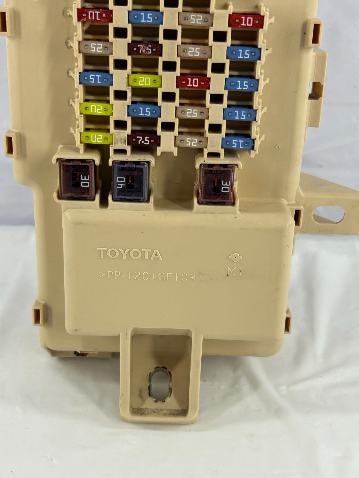 2002-2005 Toyota Sequoia Instrument Panel Junction Fuse Block OEM 82730-0C031