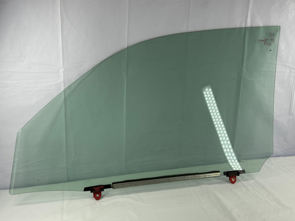 2003-2006 Toyota 4runner Front Right Passenger Door Window Glass OEM 68101-35200