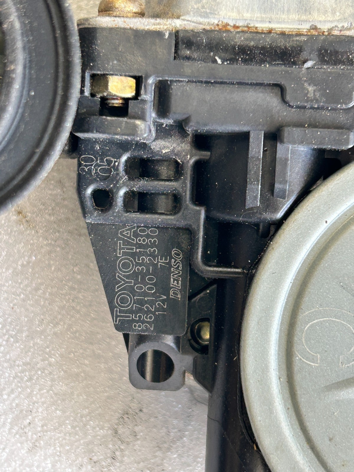 2003-2009 Toyota 4Runner Front Right Door Window Regulator Motor OEM 69801-58010
