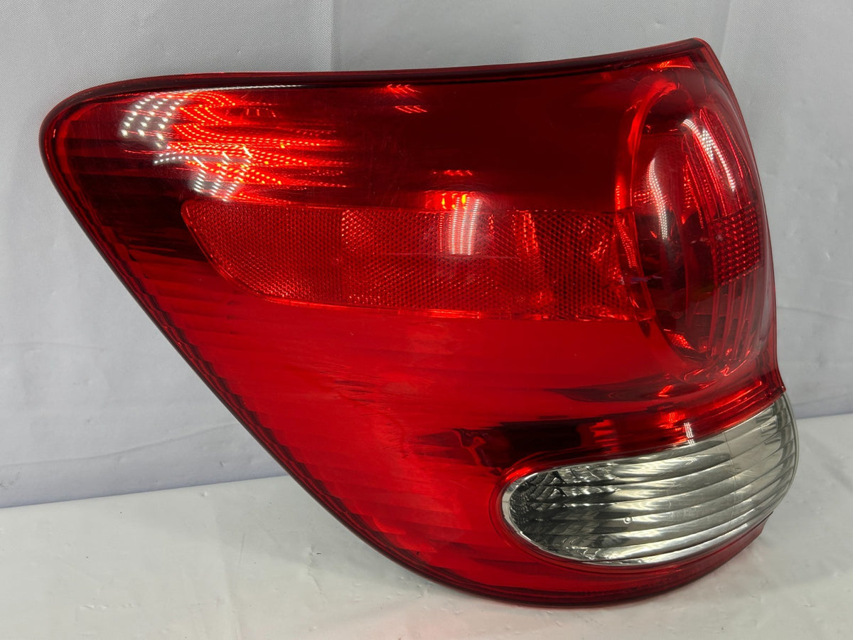 04-07 Toyota Sequoia Rear Left Outer Quarter Panel Tail Light OEM 81560-0C050