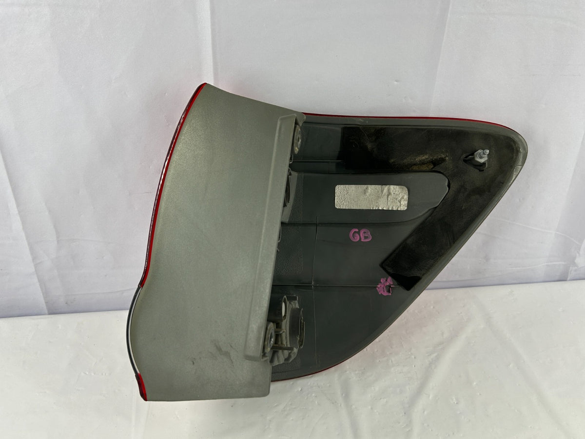 04-07 Toyota Sequoia Rear Left Outer Quarter Panel Tail Light OEM 81560-0C050