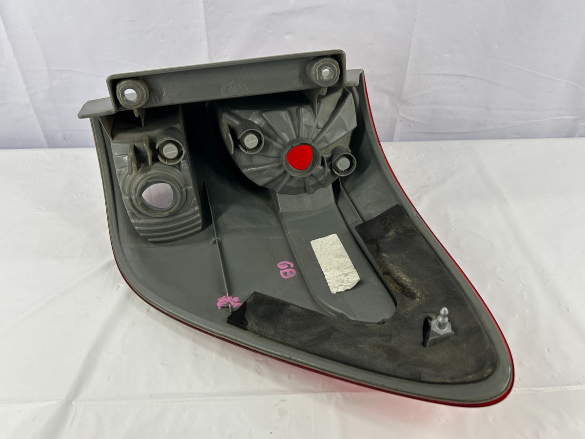 04-07 Toyota Sequoia Rear Left Outer Quarter Panel Tail Light OEM 81560-0C050