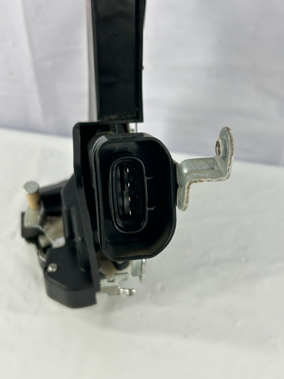 2001-2007 Toyota Sequoia Rear Right Door Lock Latch Actuator OEM 69305-0C010