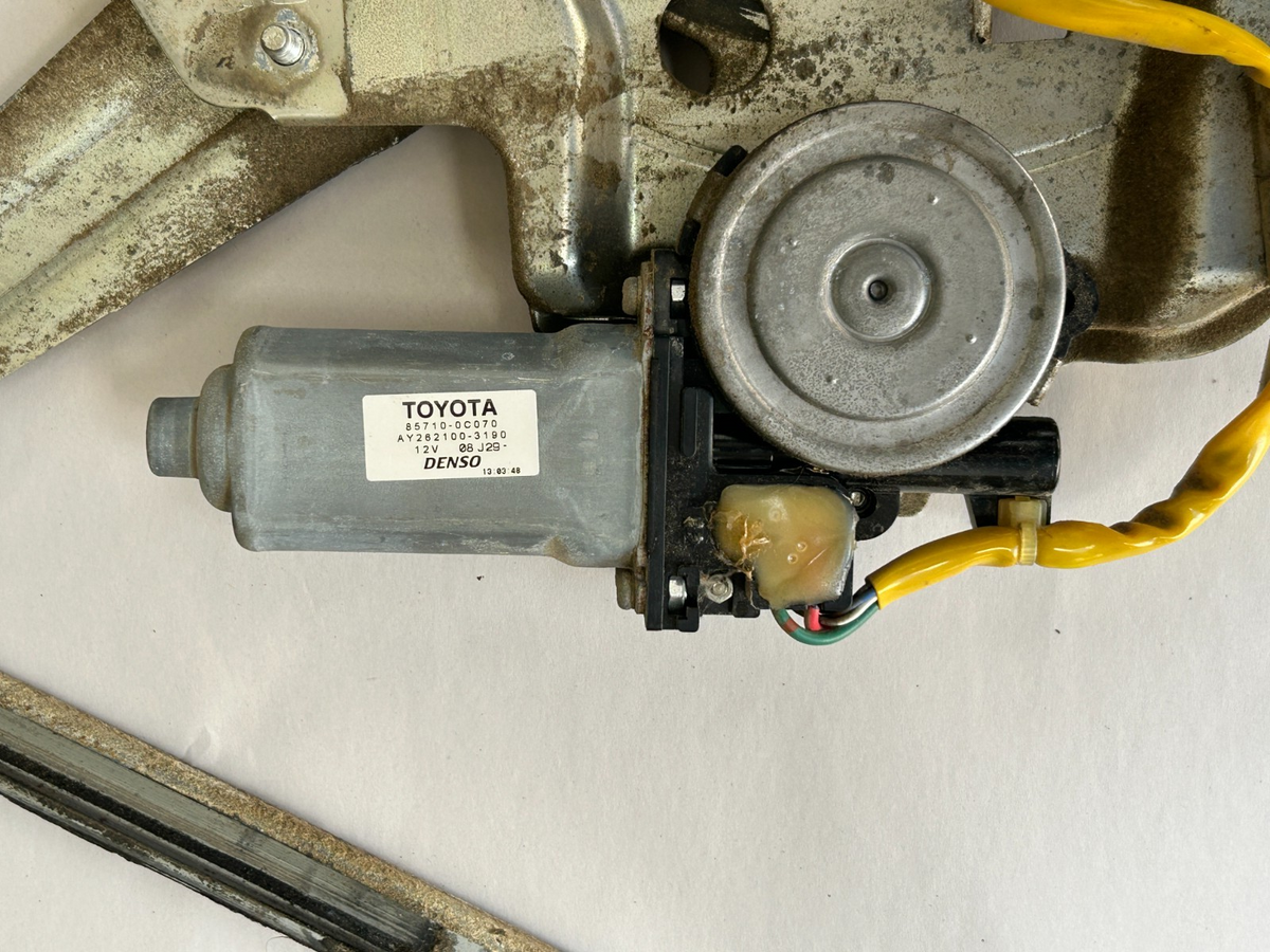 2004-2007 Toyota Sequoia Rear Tailgate Power Window Regulator Motor 85710-0C070