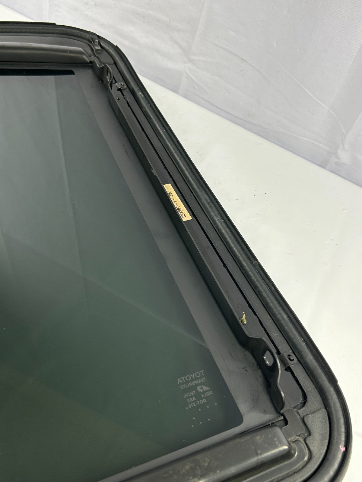 2001-2007 Toyota Sequoia Sunroof Moonroof Roof Window Glass OEM 63201-0C010