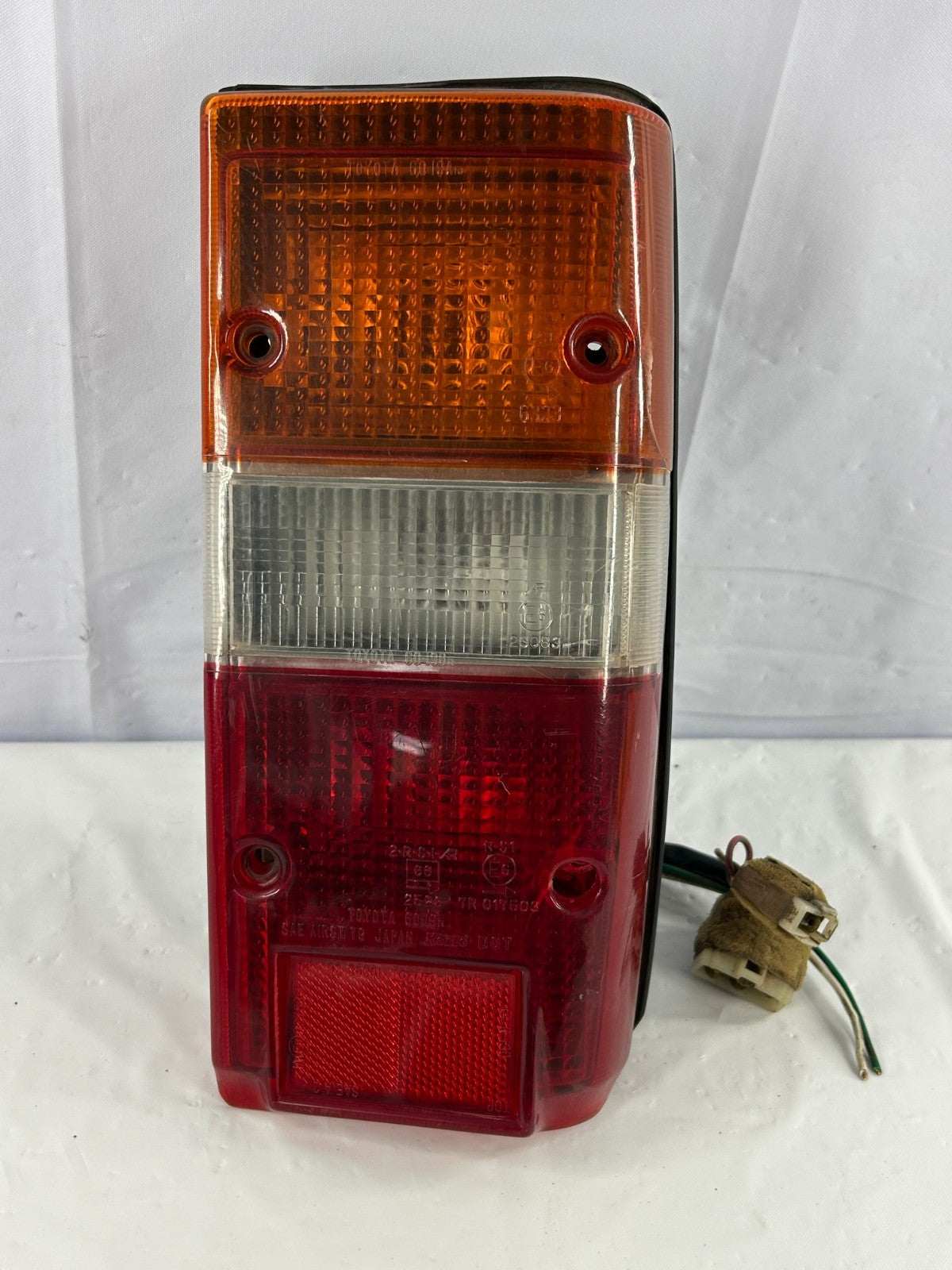 1984-1990 Toyota Land Cruiser Rear Right Tail Light Lamp Assy OEM 81550-90A11
