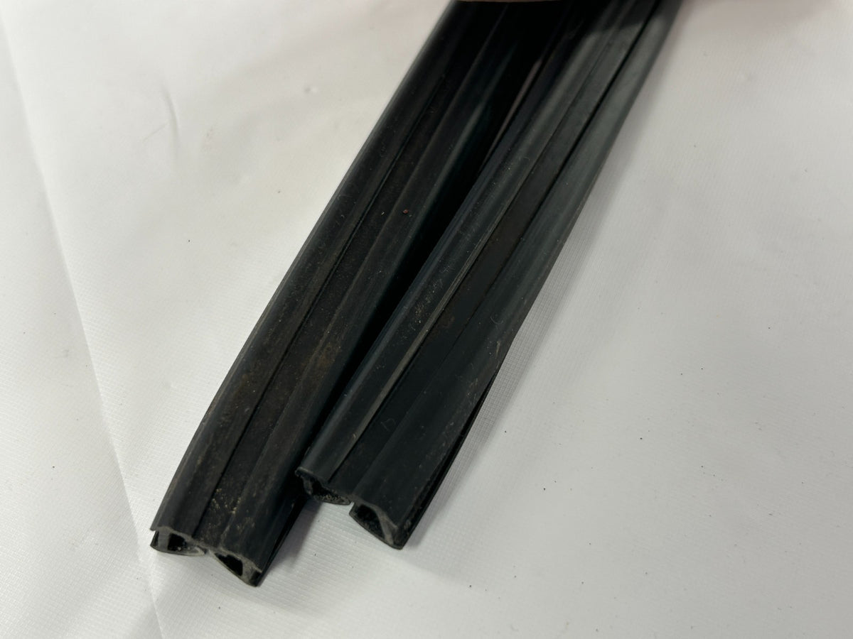 81-90 Toyota Land Cruiser Rear Right Door Window Glass Run Seal OEM 67871-90A00